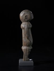 Lobi - Burkina Faso/Costa d'Avorio : Scultura antropomorfa. Legno duro a patina scura.  - Asta Asta 422 | AFRICA, OCEANIA E AMERICHE - ARTIGIANATO AFRICANO: VARI COMMITTENTI E SELEZIONE DALLA COLLEZIONE BARTOLOMUCCI Online - Associazione Nazionale - Case d'Asta italiane