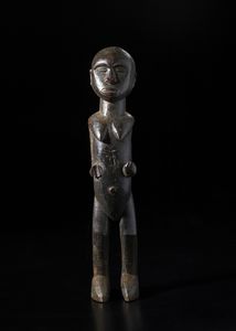 Lobi - Burkina Faso/Costa d'Avorio : Scultura antropomorfa Bateba.Legno duro a patina scura lucida.  - Asta Asta 422 | AFRICA, OCEANIA E AMERICHE - ARTIGIANATO AFRICANO: VARI COMMITTENTI E SELEZIONE DALLA COLLEZIONE BARTOLOMUCCI Online - Associazione Nazionale - Case d'Asta italiane