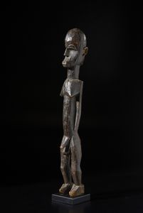 Lobi - Burkina Faso : Grande scultura antropomorfa BatebaLegno duro a patina scura.  - Asta Asta 422 | AFRICA, OCEANIA E AMERICHE - ARTIGIANATO AFRICANO: VARI COMMITTENTI E SELEZIONE DALLA COLLEZIONE BARTOLOMUCCI Online - Associazione Nazionale - Case d'Asta italiane