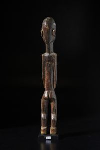 Lobi - Burkina Faso : Grande scultura antropomorfa BatebaLegno duro a patina scura.  - Asta Asta 422 | AFRICA, OCEANIA E AMERICHE - ARTIGIANATO AFRICANO: VARI COMMITTENTI E SELEZIONE DALLA COLLEZIONE BARTOLOMUCCI Online - Associazione Nazionale - Case d'Asta italiane