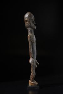 Lobi - Burkina Faso : Grande scultura antropomorfa BatebaLegno duro a patina scura.  - Asta Asta 422 | AFRICA, OCEANIA E AMERICHE - ARTIGIANATO AFRICANO: VARI COMMITTENTI E SELEZIONE DALLA COLLEZIONE BARTOLOMUCCI Online - Associazione Nazionale - Case d'Asta italiane