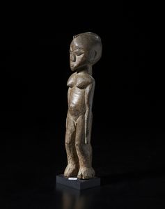 Lobi - Burkina Faso : Scultura antropomorfa Bateba. Legno duro con patina bruna.  - Asta Asta 422 | AFRICA, OCEANIA E AMERICHE - ARTIGIANATO AFRICANO: VARI COMMITTENTI E SELEZIONE DALLA COLLEZIONE BARTOLOMUCCI Online - Associazione Nazionale - Case d'Asta italiane