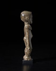 Lobi - Burkina Faso : Scultura antropomorfa Bateba. Legno duro con patina bruna.  - Asta Asta 422 | AFRICA, OCEANIA E AMERICHE - ARTIGIANATO AFRICANO: VARI COMMITTENTI E SELEZIONE DALLA COLLEZIONE BARTOLOMUCCI Online - Associazione Nazionale - Case d'Asta italiane