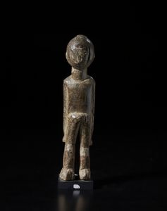 Lobi - Burkina Faso : Scultura antropomorfa Bateba. Legno duro con patina bruna.  - Asta Asta 422 | AFRICA, OCEANIA E AMERICHE - ARTIGIANATO AFRICANO: VARI COMMITTENTI E SELEZIONE DALLA COLLEZIONE BARTOLOMUCCI Online - Associazione Nazionale - Case d'Asta italiane