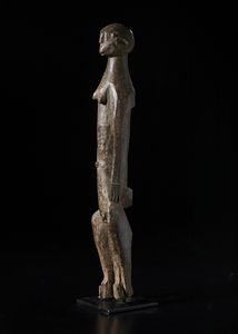 Chamba, Nigeria : Scultura antropomorfa femminile. Legno a patina scura.  - Asta Asta 422 | AFRICA, OCEANIA E AMERICHE - ARTIGIANATO AFRICANO: VARI COMMITTENTI E SELEZIONE DALLA COLLEZIONE BARTOLOMUCCI Online - Associazione Nazionale - Case d'Asta italiane