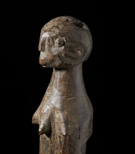 Chamba, Nigeria : Scultura antropomorfa femminile. Legno a patina scura.  - Asta Asta 422 | AFRICA, OCEANIA E AMERICHE - ARTIGIANATO AFRICANO: VARI COMMITTENTI E SELEZIONE DALLA COLLEZIONE BARTOLOMUCCI Online - Associazione Nazionale - Case d'Asta italiane