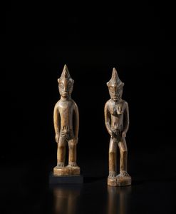 Senufo - Costa d'Avorio/Mali - Coppia di sculture antropomorfe. Legno duro a patina chiara.