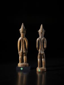 Senufo - Costa d'Avorio/Mali : Coppia di sculture antropomorfe. Legno duro a patina chiara.  - Asta Asta 422 | AFRICA, OCEANIA E AMERICHE - ARTIGIANATO AFRICANO: VARI COMMITTENTI E SELEZIONE DALLA COLLEZIONE BARTOLOMUCCI Online - Associazione Nazionale - Case d'Asta italiane