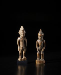 Senufo - Costa d'Avorio/Mali - Coppia di sculture antropomorfe di diversa misura e qualit d'intaglio. Legno duro a patina chiara.