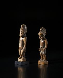 Senufo - Costa d'Avorio/Mali : Coppia di sculture antropomorfe di diversa misura e qualit d'intaglio. Legno duro a patina chiara.  - Asta Asta 422 | AFRICA, OCEANIA E AMERICHE - ARTIGIANATO AFRICANO: VARI COMMITTENTI E SELEZIONE DALLA COLLEZIONE BARTOLOMUCCI Online - Associazione Nazionale - Case d'Asta italiane