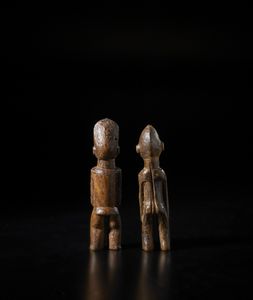 Lobi - Burkina Faso : Lotto composto da due sculture Bateba di diversa dimensione e qualit d'intaglio. Legno duro a patine differenti.  - Asta Asta 422 | AFRICA, OCEANIA E AMERICHE - ARTIGIANATO AFRICANO: VARI COMMITTENTI E SELEZIONE DALLA COLLEZIONE BARTOLOMUCCI Online - Associazione Nazionale - Case d'Asta italiane