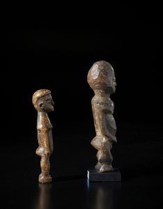 Lobi - Burkina Faso : Lotto composto da due sculture Bateba di differente dimensione e qualit d'intaglio.Legno duro con patine differenti.  - Asta Asta 422 | AFRICA, OCEANIA E AMERICHE - ARTIGIANATO AFRICANO: VARI COMMITTENTI E SELEZIONE DALLA COLLEZIONE BARTOLOMUCCI Online - Associazione Nazionale - Case d'Asta italiane