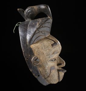 Igbo - Nigeria : Maschera antropomorfa con uccello scolpito nella parte sommitale. Legno e pigmenti.  - Asta Asta 422 | AFRICA, OCEANIA E AMERICHE - ARTIGIANATO AFRICANO: VARI COMMITTENTI E SELEZIONE DALLA COLLEZIONE BARTOLOMUCCI Online - Associazione Nazionale - Case d'Asta italiane