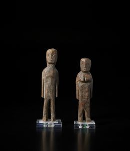 Ewe - Ghana - Coppia di sculture  antropomorfe maschile  e femminile Aklama. legno duro a patina scura crostosa.