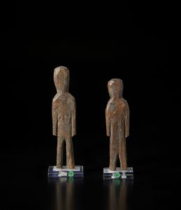 Ewe - Ghana : Coppia di sculture  antropomorfe maschile  e femminile Aklama. legno duro a patina scura crostosa.  - Asta Asta 422 | AFRICA, OCEANIA E AMERICHE - ARTIGIANATO AFRICANO: VARI COMMITTENTI E SELEZIONE DALLA COLLEZIONE BARTOLOMUCCI Online - Associazione Nazionale - Case d'Asta italiane