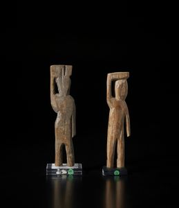 Adan - Togo/Ghana : Coppia di sculture antropomorfe stilizzate  con braccio alzato e contenitore sulla testa Aklama. Legno duro a patine differenti.  - Asta Asta 422 | AFRICA, OCEANIA E AMERICHE - ARTIGIANATO AFRICANO: VARI COMMITTENTI E SELEZIONE DALLA COLLEZIONE BARTOLOMUCCI Online - Associazione Nazionale - Case d'Asta italiane