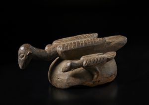 Yoruba -Nigeria - Casco con tre figure di uccelli.Legno a patina marrone.