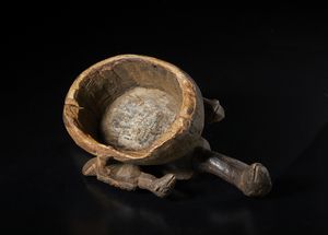 Yoruba -Nigeria : Casco con tre figure di uccelli.Legno a patina marrone.  - Asta Asta 422 | AFRICA, OCEANIA E AMERICHE - ARTIGIANATO AFRICANO: VARI COMMITTENTI E SELEZIONE DALLA COLLEZIONE BARTOLOMUCCI Online - Associazione Nazionale - Case d'Asta italiane