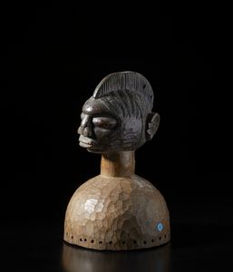 Yoruba -Nigeria : Cimiero con testa antropomorfa. Legno duro a patina chiara e pigmenti.  - Asta Asta 422 | AFRICA, OCEANIA E AMERICHE - ARTIGIANATO AFRICANO: VARI COMMITTENTI E SELEZIONE DALLA COLLEZIONE BARTOLOMUCCI Online - Associazione Nazionale - Case d'Asta italiane