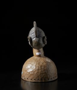 Yoruba -Nigeria : Cimiero con testa antropomorfa. Legno duro a patina chiara e pigmenti.  - Asta Asta 422 | AFRICA, OCEANIA E AMERICHE - ARTIGIANATO AFRICANO: VARI COMMITTENTI E SELEZIONE DALLA COLLEZIONE BARTOLOMUCCI Online - Associazione Nazionale - Case d'Asta italiane