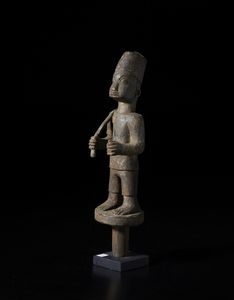 Yoruba -Nigeria : Scettro con figura antropomorfa con insegna di comando e cappello fez. Legno duro a patina scura.  - Asta Asta 422 | AFRICA, OCEANIA E AMERICHE - ARTIGIANATO AFRICANO: VARI COMMITTENTI E SELEZIONE DALLA COLLEZIONE BARTOLOMUCCI Online - Associazione Nazionale - Case d'Asta italiane