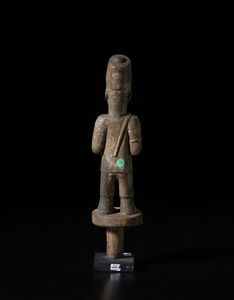 Yoruba -Nigeria : Scettro con figura antropomorfa con insegna di comando e cappello fez. Legno duro a patina scura.  - Asta Asta 422 | AFRICA, OCEANIA E AMERICHE - ARTIGIANATO AFRICANO: VARI COMMITTENTI E SELEZIONE DALLA COLLEZIONE BARTOLOMUCCI Online - Associazione Nazionale - Case d'Asta italiane