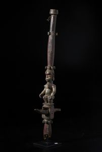 Ibibio, Nigeria : Bastone o frammento di elemento architettonico con scultura antropomorfa. Legno duro e pigmenti.  - Asta Asta 422 | AFRICA, OCEANIA E AMERICHE - ARTIGIANATO AFRICANO: VARI COMMITTENTI E SELEZIONE DALLA COLLEZIONE BARTOLOMUCCI Online - Associazione Nazionale - Case d'Asta italiane