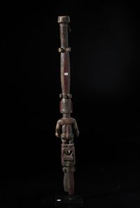 Ibibio, Nigeria : Bastone o frammento di elemento architettonico con scultura antropomorfa. Legno duro e pigmenti.  - Asta Asta 422 | AFRICA, OCEANIA E AMERICHE - ARTIGIANATO AFRICANO: VARI COMMITTENTI E SELEZIONE DALLA COLLEZIONE BARTOLOMUCCI Online - Associazione Nazionale - Case d'Asta italiane