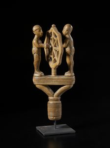 Ashanti - Ghana - Scultura- teatrino con ogni probabilit terminale di bastone-insegna di rango con due personaggi antropomorfi e una ruota centrale decorata geometricamente.Legno duro a patina naturale.