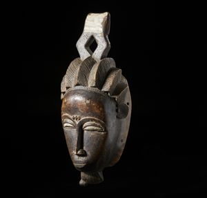 Baule - Costa d'Avorio : Maschera antropomorfa. Legno a patina marrone e pigmenti.  - Asta Asta 422 | AFRICA, OCEANIA E AMERICHE - ARTIGIANATO AFRICANO: VARI COMMITTENTI E SELEZIONE DALLA COLLEZIONE BARTOLOMUCCI Online - Associazione Nazionale - Case d'Asta italiane