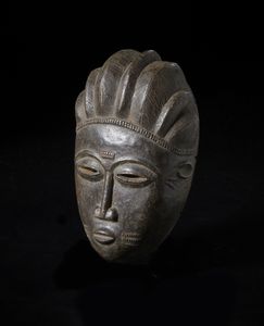 Baule - Costa d'Avorio : Maschera antropomorfa. Legno duro a patina scura.  - Asta Asta 422 | AFRICA, OCEANIA E AMERICHE - ARTIGIANATO AFRICANO: VARI COMMITTENTI E SELEZIONE DALLA COLLEZIONE BARTOLOMUCCI Online - Associazione Nazionale - Case d'Asta italiane