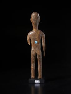 Bambara - Mali : Scultura antropomorfa in piedi. Legno duro a patina naturale.  - Asta Asta 422 | AFRICA, OCEANIA E AMERICHE - ARTIGIANATO AFRICANO: VARI COMMITTENTI E SELEZIONE DALLA COLLEZIONE BARTOLOMUCCI Online - Associazione Nazionale - Case d'Asta italiane