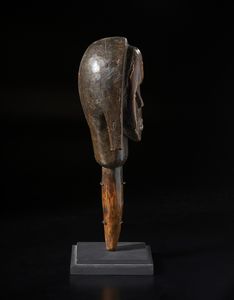 Fang - Gabon : Testa antropomorfa Guardiano di reliquiario. Legno a patina marrone e borchie in ottone.  - Asta Asta 422 | AFRICA, OCEANIA E AMERICHE - ARTIGIANATO AFRICANO: VARI COMMITTENTI E SELEZIONE DALLA COLLEZIONE BARTOLOMUCCI Online - Associazione Nazionale - Case d'Asta italiane