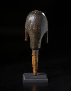 Fang - Gabon : Testa antropomorfa Guardiano di reliquiario. Legno a patina marrone e borchie in ottone.  - Asta Asta 422 | AFRICA, OCEANIA E AMERICHE - ARTIGIANATO AFRICANO: VARI COMMITTENTI E SELEZIONE DALLA COLLEZIONE BARTOLOMUCCI Online - Associazione Nazionale - Case d'Asta italiane