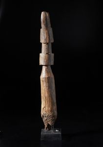 Artigianato africano : Palo scultura in forma antropozoomorfalegno duro a patina naturale  con orecchini in ferro.  - Asta Asta 422 | AFRICA, OCEANIA E AMERICHE - ARTIGIANATO AFRICANO: VARI COMMITTENTI E SELEZIONE DALLA COLLEZIONE BARTOLOMUCCI Online - Associazione Nazionale - Case d'Asta italiane