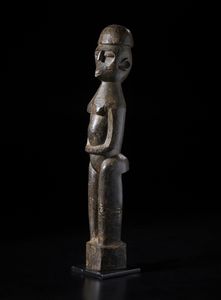 Lobi - Burkina Faso/Costa d'Avorio : Grande scultura antropomorfa.Legno duro a patina scura.  - Asta Asta 422 | AFRICA, OCEANIA E AMERICHE - ARTIGIANATO AFRICANO: VARI COMMITTENTI E SELEZIONE DALLA COLLEZIONE BARTOLOMUCCI Online - Associazione Nazionale - Case d'Asta italiane