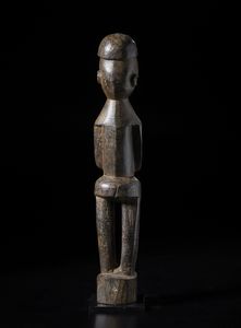 Lobi - Burkina Faso/Costa d'Avorio : Grande scultura antropomorfa.Legno duro a patina scura.  - Asta Asta 422 | AFRICA, OCEANIA E AMERICHE - ARTIGIANATO AFRICANO: VARI COMMITTENTI E SELEZIONE DALLA COLLEZIONE BARTOLOMUCCI Online - Associazione Nazionale - Case d'Asta italiane