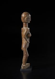 Lobi - Burkina Faso : Scultura in legno duro.  - Asta Asta 422 | AFRICA, OCEANIA E AMERICHE - ARTIGIANATO AFRICANO: VARI COMMITTENTI E SELEZIONE DALLA COLLEZIONE BARTOLOMUCCI Online - Associazione Nazionale - Case d'Asta italiane