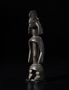 Mumuye - Nigeria/Camerun : Scultura antropomorfa stilizzata. Legno duro a patina scura.  - Asta Asta 422 | AFRICA, OCEANIA E AMERICHE - ARTIGIANATO AFRICANO: VARI COMMITTENTI E SELEZIONE DALLA COLLEZIONE BARTOLOMUCCI Online - Associazione Nazionale - Case d'Asta italiane