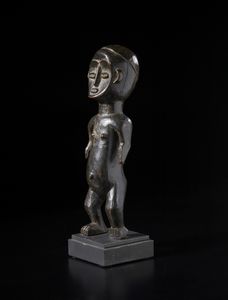 Ngbaka - Repubblica democratica del Congo : Scultura antropomorfa.Legno duro a patina scura.  - Asta Asta 422 | AFRICA, OCEANIA E AMERICHE - ARTIGIANATO AFRICANO: VARI COMMITTENTI E SELEZIONE DALLA COLLEZIONE BARTOLOMUCCI Online - Associazione Nazionale - Case d'Asta italiane