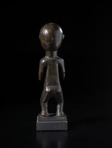 Ngbaka - Repubblica democratica del Congo : Scultura antropomorfa.Legno duro a patina scura.  - Asta Asta 422 | AFRICA, OCEANIA E AMERICHE - ARTIGIANATO AFRICANO: VARI COMMITTENTI E SELEZIONE DALLA COLLEZIONE BARTOLOMUCCI Online - Associazione Nazionale - Case d'Asta italiane