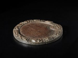 Yoruba -Nigeria : Piatto divinatorio con volto antropomorfo ed animali stilizzati. Legno duro a patina marrone.  - Asta Asta 422 | AFRICA, OCEANIA E AMERICHE - ARTIGIANATO AFRICANO: VARI COMMITTENTI E SELEZIONE DALLA COLLEZIONE BARTOLOMUCCI Online - Associazione Nazionale - Case d'Asta italiane