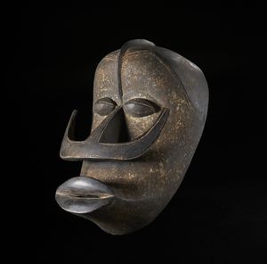 Bt - Costa d'Avorio : Maschera  antropomorfa. Legno e pigmenti.  - Asta Asta 422 | AFRICA, OCEANIA E AMERICHE - ARTIGIANATO AFRICANO: VARI COMMITTENTI E SELEZIONE DALLA COLLEZIONE BARTOLOMUCCI Online - Associazione Nazionale - Case d'Asta italiane