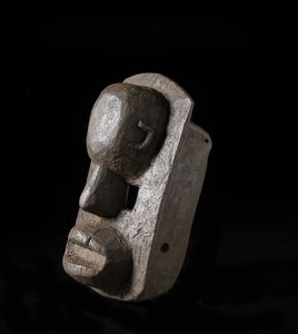 Dogon - Mali : Maschera antropomorfa.Legno duro a patina bruna.  - Asta Asta 422 | AFRICA, OCEANIA E AMERICHE - ARTIGIANATO AFRICANO: VARI COMMITTENTI E SELEZIONE DALLA COLLEZIONE BARTOLOMUCCI Online - Associazione Nazionale - Case d'Asta italiane