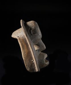 Dogon - Mali : Maschera antropomorfa.Legno duro a patina bruna.  - Asta Asta 422 | AFRICA, OCEANIA E AMERICHE - ARTIGIANATO AFRICANO: VARI COMMITTENTI E SELEZIONE DALLA COLLEZIONE BARTOLOMUCCI Online - Associazione Nazionale - Case d'Asta italiane