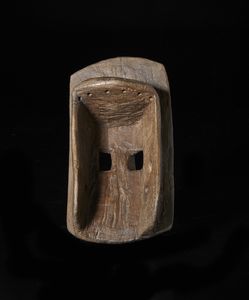 Dogon - Mali : Maschera antropomorfa.Legno duro a patina bruna.  - Asta Asta 422 | AFRICA, OCEANIA E AMERICHE - ARTIGIANATO AFRICANO: VARI COMMITTENTI E SELEZIONE DALLA COLLEZIONE BARTOLOMUCCI Online - Associazione Nazionale - Case d'Asta italiane