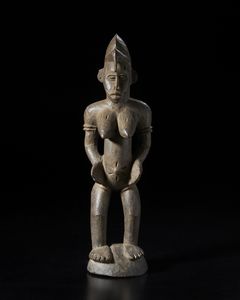 Senufo - Costa d'Avorio/Mali : Grande scultura antropomorfa.Legno duro a patina bruna.  - Asta Asta 422 | AFRICA, OCEANIA E AMERICHE - ARTIGIANATO AFRICANO: VARI COMMITTENTI E SELEZIONE DALLA COLLEZIONE BARTOLOMUCCI Online - Associazione Nazionale - Case d'Asta italiane