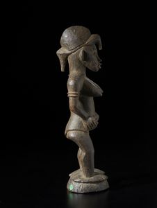 Senufo - Costa d'Avorio/Mali : Grande scultura antropomorfa.Legno duro a patina bruna.  - Asta Asta 422 | AFRICA, OCEANIA E AMERICHE - ARTIGIANATO AFRICANO: VARI COMMITTENTI E SELEZIONE DALLA COLLEZIONE BARTOLOMUCCI Online - Associazione Nazionale - Case d'Asta italiane