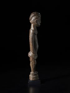 Lobi - Burkina Faso : Scultura  antropomorfa Bateba.Legno duro a patina scura.  - Asta Asta 422 | AFRICA, OCEANIA E AMERICHE - ARTIGIANATO AFRICANO: VARI COMMITTENTI E SELEZIONE DALLA COLLEZIONE BARTOLOMUCCI Online - Associazione Nazionale - Case d'Asta italiane