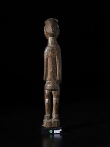 Lobi - Burkina Faso : Scultura  antropomorfa Bateba.Legno duro a patina scura.  - Asta Asta 422 | AFRICA, OCEANIA E AMERICHE - ARTIGIANATO AFRICANO: VARI COMMITTENTI E SELEZIONE DALLA COLLEZIONE BARTOLOMUCCI Online - Associazione Nazionale - Case d'Asta italiane